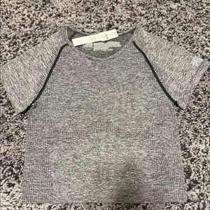 Gray women’s seamless tee